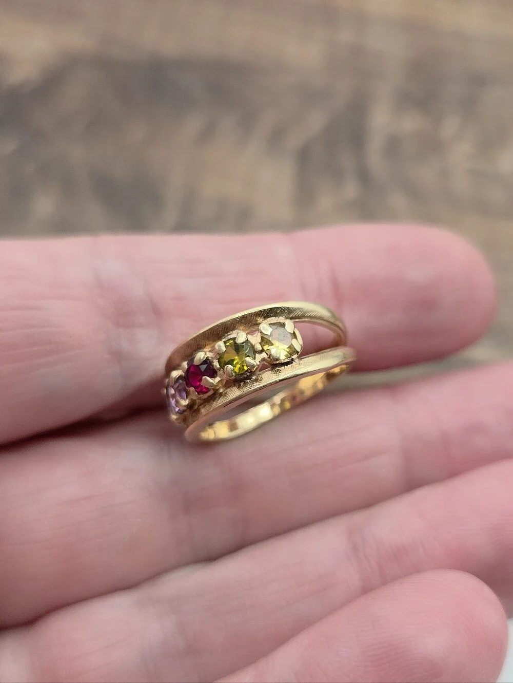 Vintage Gleamlight 14k Gold 6 Stone Split Shank Wide Textured Band Mothers Ring